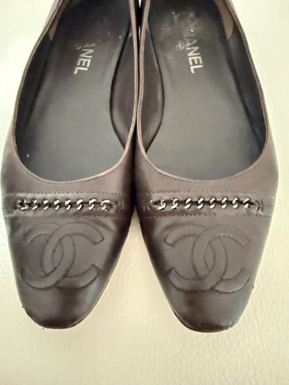 AUTH CHANEL BROWN LEATHER CC LOGO CHAIN TRIM ALMOND TOE BALLET FLATS SHOES 42 - Picture 3 of 7